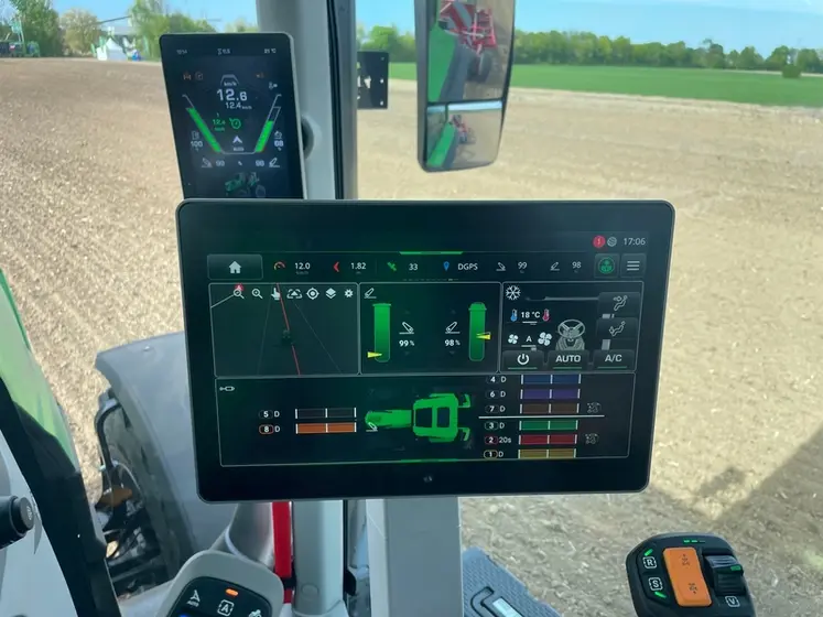 <em class="placeholder">Terminal iMonitor5 intégré à l'accoudoir des tracteurs Deutz-Fahr de la série 8</em>
