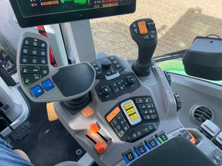 <em class="placeholder">Deux joysticks des tracteurs Deutz-Fahr de la série 8</em>