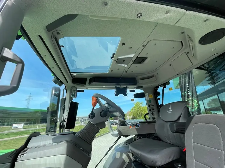 <em class="placeholder">Intérieur cabine des tracteurs Deutz-Fahr de la série 8 avec toit vitré</em>