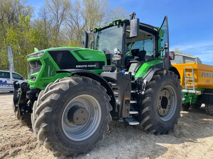 <em class="placeholder">Cabine des tracteurs Deutz-Fahr de la série 8 avec la porte ouverte </em>