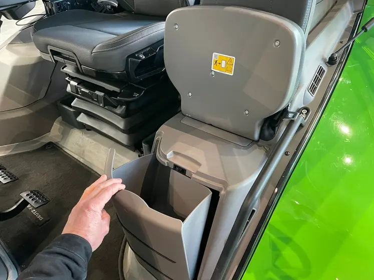 <em class="placeholder">Vide-poche sous le siège passager des tracteurs Deutz-Fahr 8310 TTV et 8340 TTV</em>