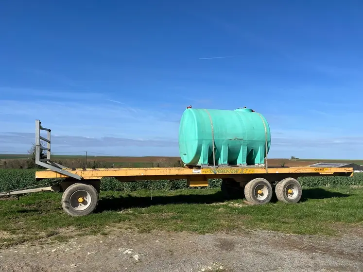 <em class="placeholder">Cuve de 11 500 l placée sur un plateau fourrager.</em>