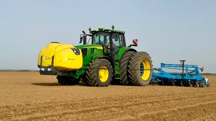 <em class="placeholder">Ensemble cuve frontale Arland et semoir monograine Monosem avec tracteur John Deere.</em>