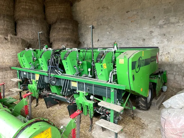 <em class="placeholder">Planteuse de pommes de terre AVR Ceres 440 de 4 rangs avec un enfouisseur d’engrais liquide.</em>