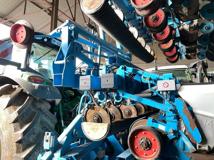 <em class="placeholder">Semoir porté monograine Monosem Meca 4E de 18 rangs avec un enfouisseur d’engrais liquide. </em>