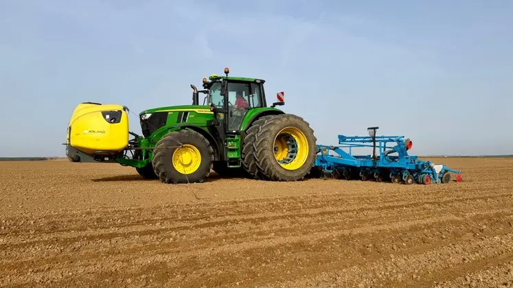 <em class="placeholder">Ensemble cuve frontale Arland et semoir monograine Monosem avec tracteur John Deere.</em>