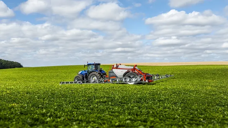 <em class="placeholder">Pulvérisateur traîné Kuhn Karan au travail</em>