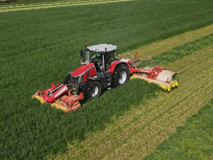 Combinaison de fauche Pöttinger avec tracteur Massey Ferguson MF8S 225 de l'ETA Foucher dans la Manche