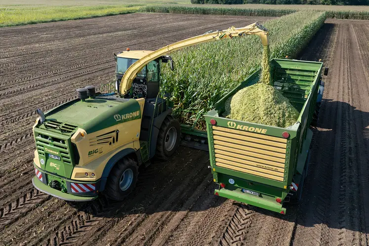 <em class="placeholder">Ensileuse Big X 780 avec bec XCollect 750-2 RotoChop, tracteur Fendt et remorque à ensilage Krone TX.</em>