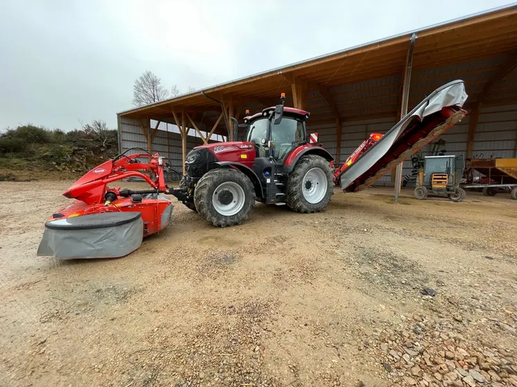 <em class="placeholder">Combiné de fauche Kuhn GMD 9530 RV/FC 3125 DF attelé à un tracteur Case IH Puma 200</em>