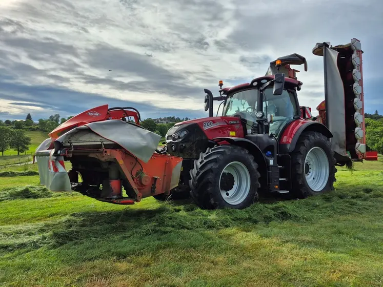 <em class="placeholder">Combiné de fauche Kuhn GMD 9530 RV/FC 3125 DF attelé à un tracteur Case IH Puma 200</em>