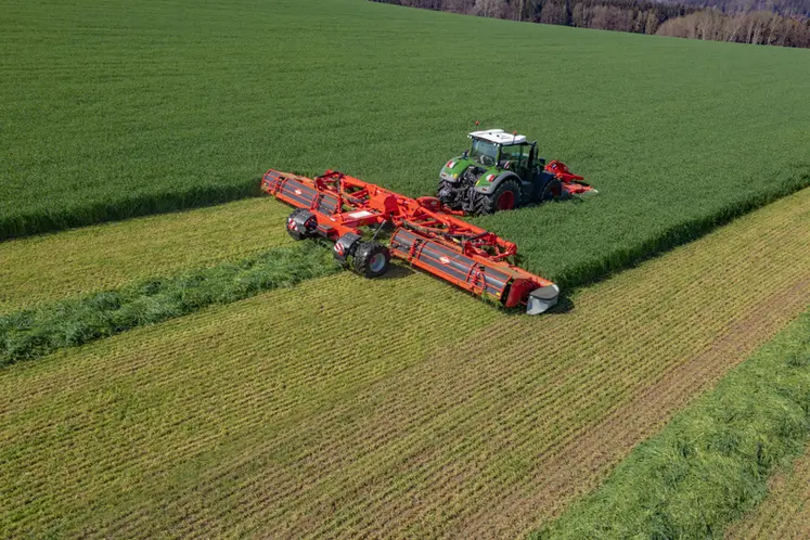 <em class="placeholder">Faucheuse semi-portée Kuhn de 13,40 m de large avec tracteur Fendt </em>