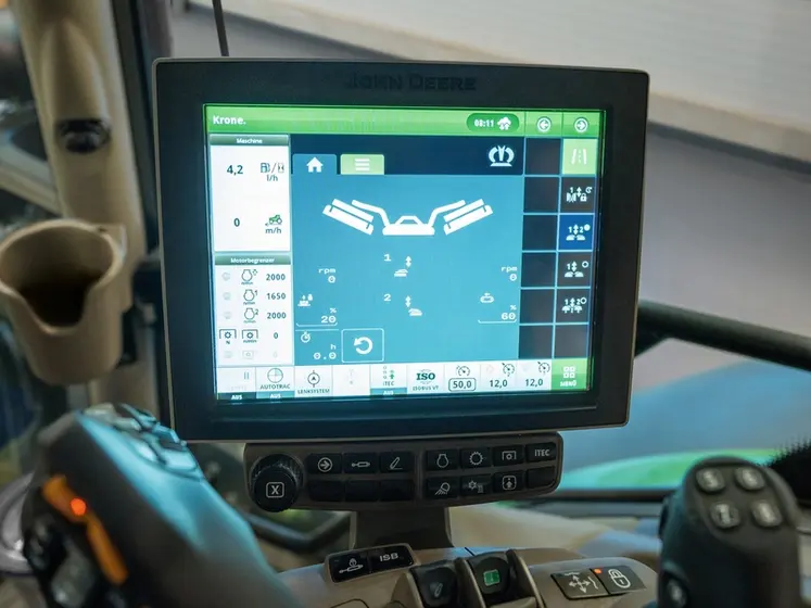 <em class="placeholder">Ecran de pilotage de groupe de fauche triple Krone sur terminal Isobus</em>