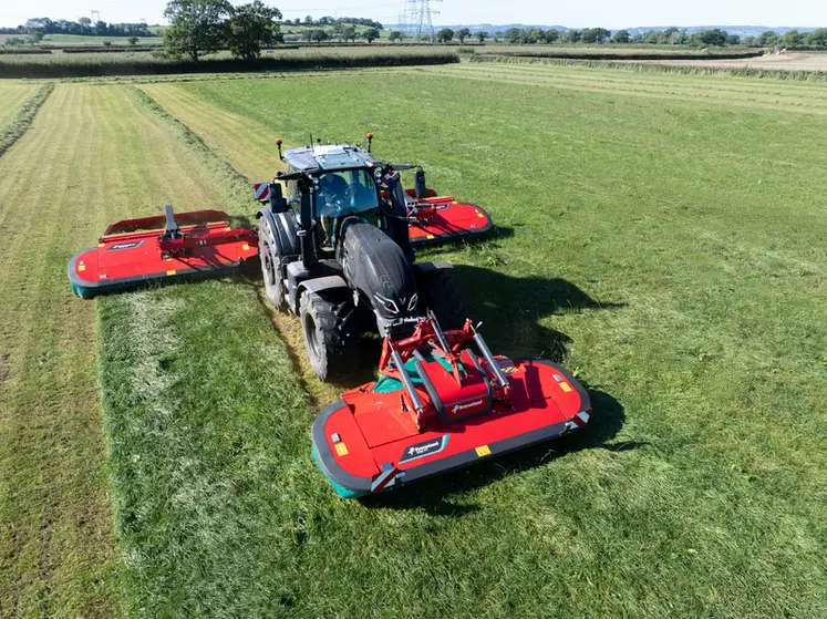 <em class="placeholder">Groupe de fauche triple Kverneland avec tracteur Valtra</em>