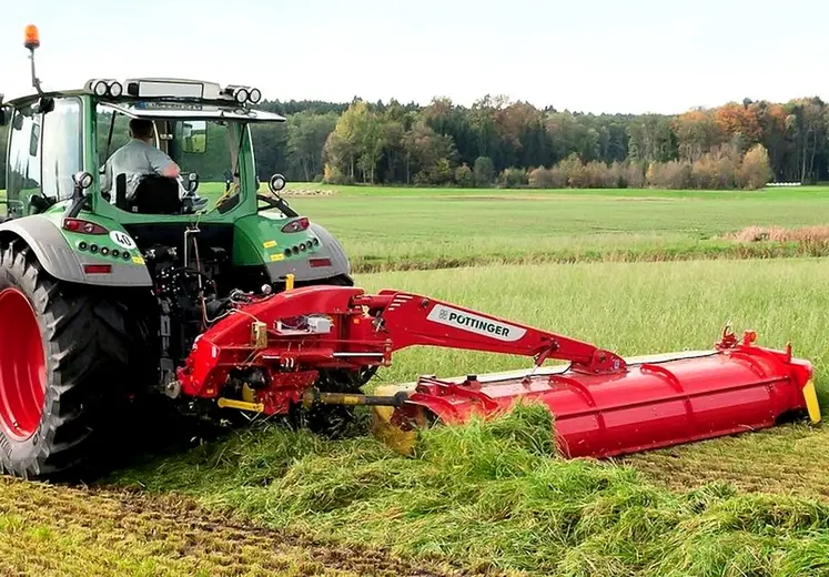 <em class="placeholder">Tracteur Fendt et faucheuse portée latérale arrière Pöttinger Novacat 352 CF équipée du groupeur Cross Flow à vis sans fin 

</em>