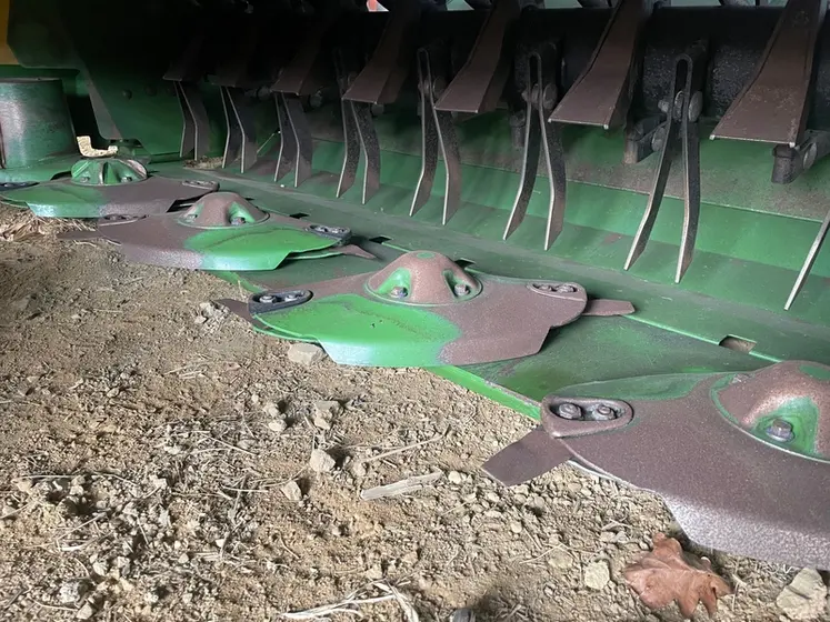 <em class="placeholder">Vue du lamier et du conditionneur à fléaux mobiles du groupe de fauche Krone à tapis courts de la Cuma L'Arc-en-ciel de Chemillé-en-Anjou</em>