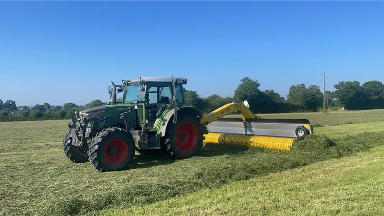 <em class="placeholder">Tracteur Fendt 512 avec andaineur à tapis Roc RT 730 du Gaec du Mesnilge à Hudimesnil dans la Manche</em>