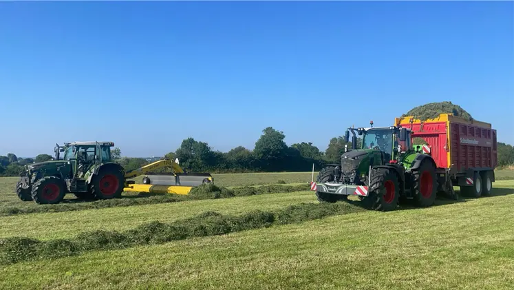 <em class="placeholder">Tracteur Fendt 512 avec andaineur à tapis Roc RT 730 et tracteur Fendt avec remorque autochargeuse Schuitemaker du Gaec du Mesnilge à Hudimesnil dans la Manche</em>