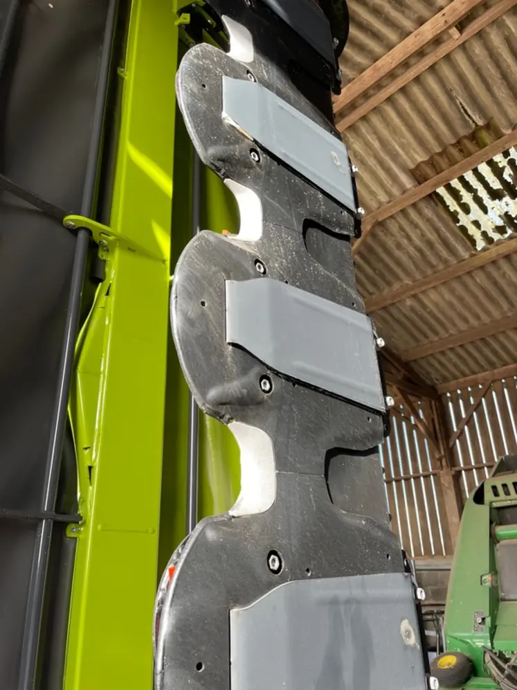 <em class="placeholder">Patins sous le lamier du groupe de fauche Claas du Gaec du Mesnilge à Hudimesnil dans la Manche</em>