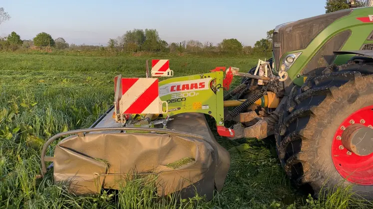 <em class="placeholder">Faucheuse frontale Claas Disco 3200 F avec tracteur Fendt 718 du Gaec du Mesnilge à Hudimesnil dans la Manche</em>