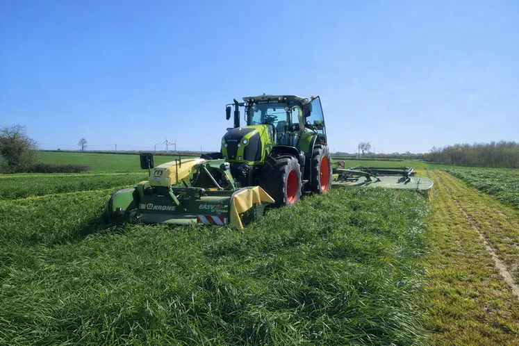 <em class="placeholder">Tracteur Claas Axion 810 et groupe de fauche Krone à tapis courts de la Cuma L'Arc-en-ciel de Chemillé-en-Anjou</em>