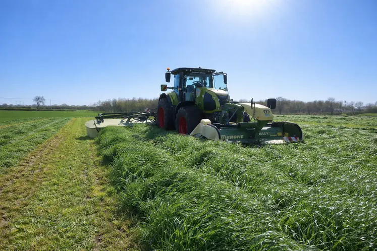 <em class="placeholder">Tracteur Claas Axion 810 et groupe de fauche Krone à tapis courts de la Cuma L'Arc-en-ciel de Chemillé-en-Anjou</em>