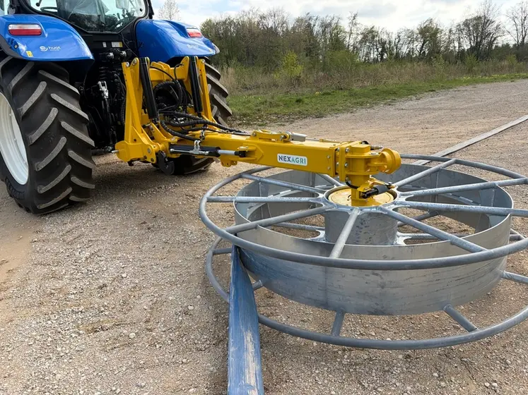 <em class="placeholder">Outil Agriflex de Nexagri attelé à un tracteur New Holland</em>