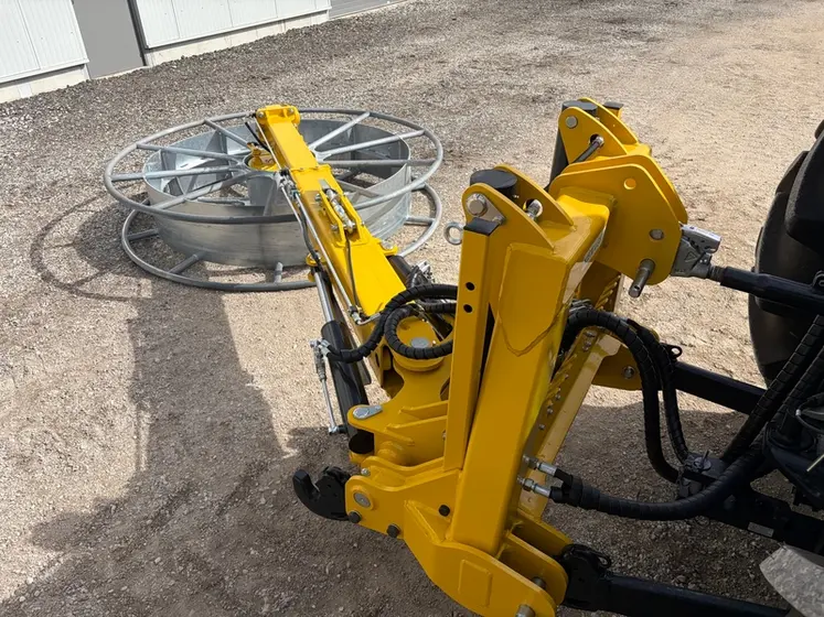 <em class="placeholder">Outil Agriflex de Nexagri attelé à un tracteur New Holland</em>