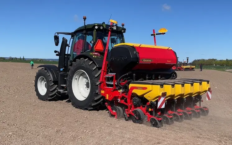 <em class="placeholder">Semoir monograine Väderstad Tempo T 6 attelé à un tracteur Valtra série G.</em>