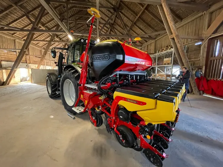 <em class="placeholder">Semoir monograine Väderstad Tempo T 6 attelé à un tracteur Valtra série G.</em>