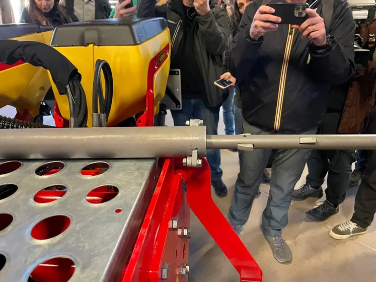 <em class="placeholder">Semoir monograine Väderstad Tempo T 6 attelé à un tracteur Valtra série G.</em>