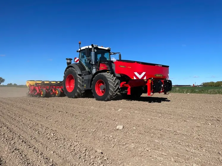 <em class="placeholder">Trémie frontale FH 2200 et semoir monograine Tempo V de Vädersatd attelés sur un tracteur Fendt</em>