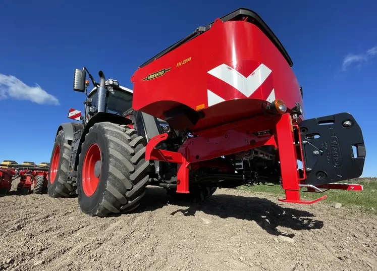 <em class="placeholder">Trémie frontale FH 2200 et semoir monograine Tempo V de Vädersatd attelés sur un tracteur Fendt</em>