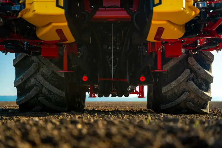 <em class="placeholder">Tuyaux de transfert entre la trémie frontale Väderstad  FH 2200 e le semoir Tempo V en passant sous le châssis du tracteur.</em>