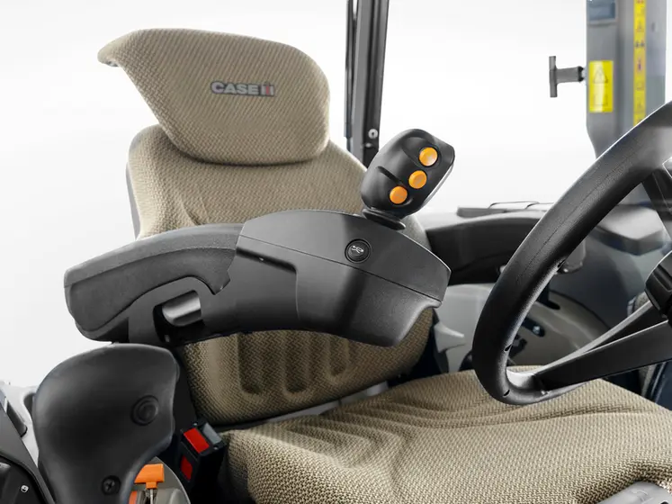 <em class="placeholder">Siège et accoudoir avec petit joystick du tracteur Case IH Farmall M</em>