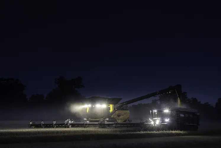 <em class="placeholder">Moissonneuse-batteuse CR 11 New Holland battant de nuit, accompagnée d'un tracteur New Holland et d'une benne</em>