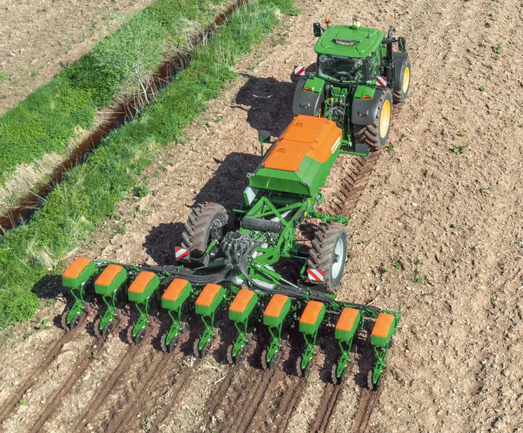 <em class="placeholder">Semoir monograine Amazone Precea 7500-TCC avec tracteur John Deere</em>
