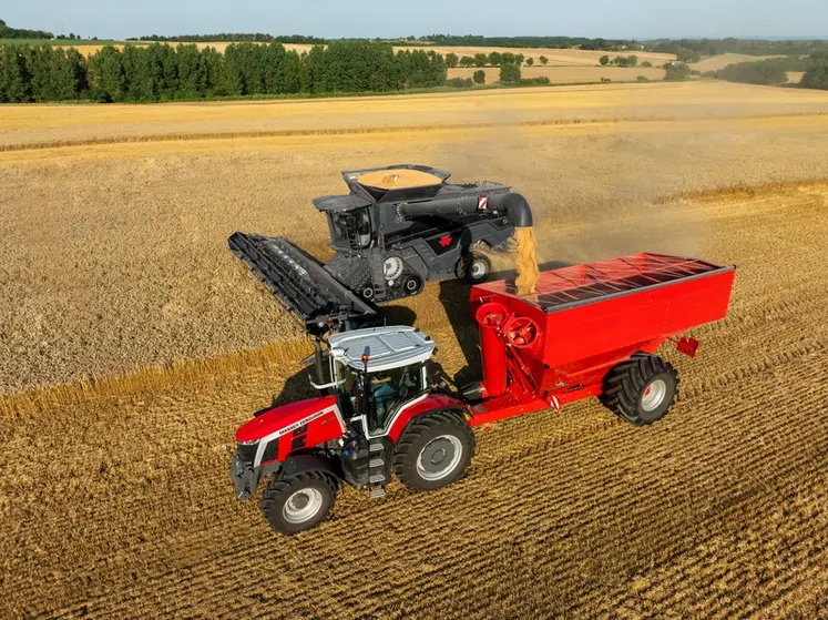 <em class="placeholder">Moissonneuse-batteuse Massey Ferguson MF Ideal 9, tracteur Massey Ferguson MF 8S.225 et transbordeur</em>