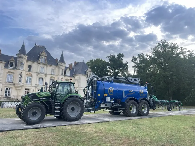 <em class="placeholder">Tracteur Deutz avec tonne à lisier bleue de Mauguin Citagri et enfouisseur à dents de 7,20 mètres</em>