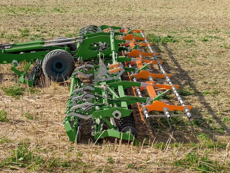 <em class="placeholder">Outil combiné TopCut d’Amazone associant rouleau hacheur, disques et herse à paille. </em>