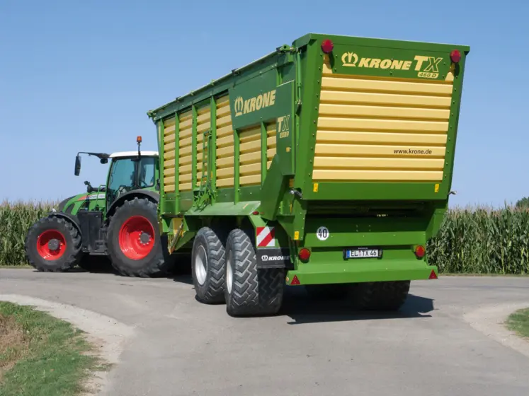 Remorque de transport TX avec tracteur Fendt