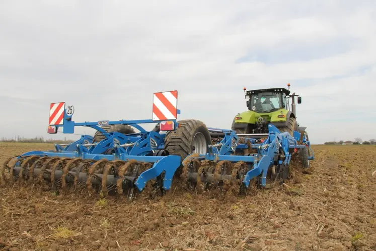 Tracteur Claas et déchaumeur Carré