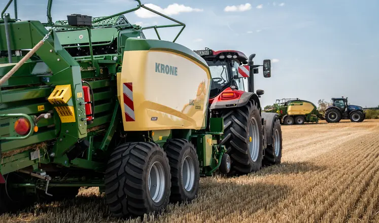 <em class="placeholder">Presses à balles cubiques Krone Big Pack Plus et Big Pack Pro derrière es tracteurs Case IH et New Holland</em>