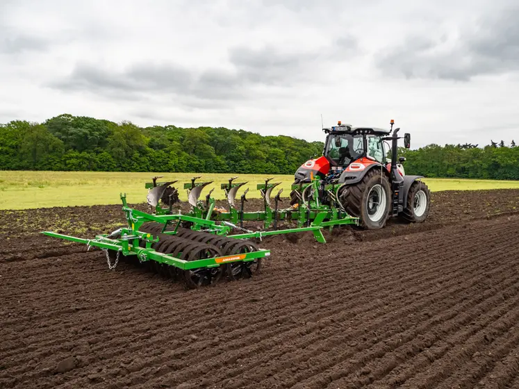 <em class="placeholder">Charrue Amazone Teres 300 Onland avec tracteur Steyr</em>