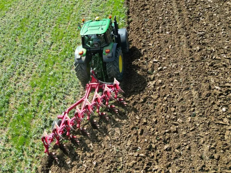 <em class="placeholder">Le corps de labour Terraflow d'Ovlac s'adapte sur les charrues Mini disponibles de 5 à 11 corps.</em>