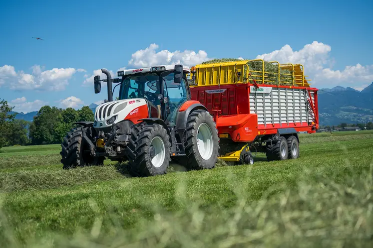 <em class="placeholder">Remorque autochargeuse Pöttinger Boss 5300 Master et tracteur Steyr 6145 Profi CVT</em>