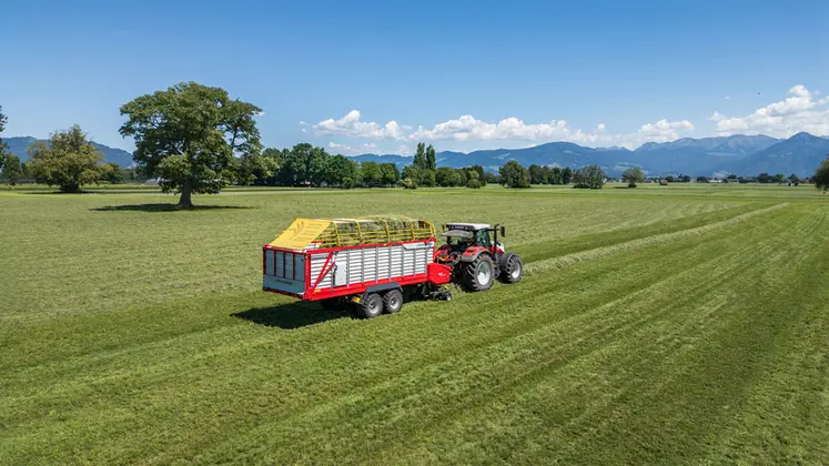 <em class="placeholder">Remorque autochargeuse Pöttinger Boss 5300 Master et tracteur Steyr 6145 Profi CVT</em>