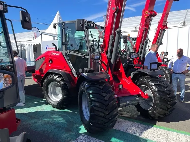 <em class="placeholder">Chargeuse articulée télescopique Weidemann 3090 T au salon du Space</em>