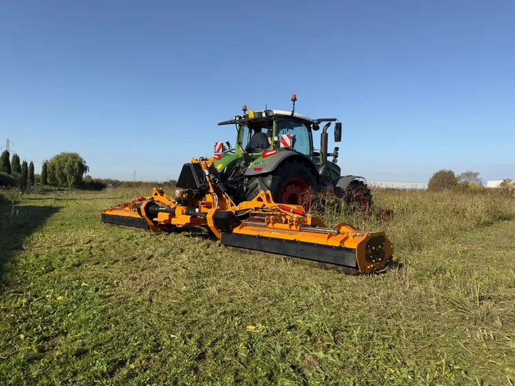 <em class="placeholder">Broyeur repliable Berti B/Wings attelé au tracteur Fendt.</em>