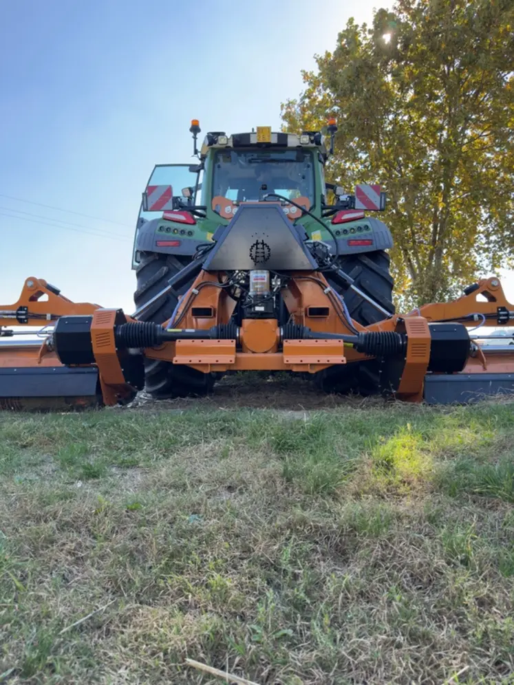 <em class="placeholder">Vue arrière du broyeur repliable Berti B/Wings</em>